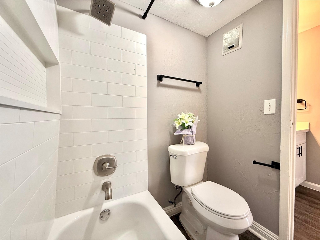 7200 W T C Jester Boulevard - Photo 12