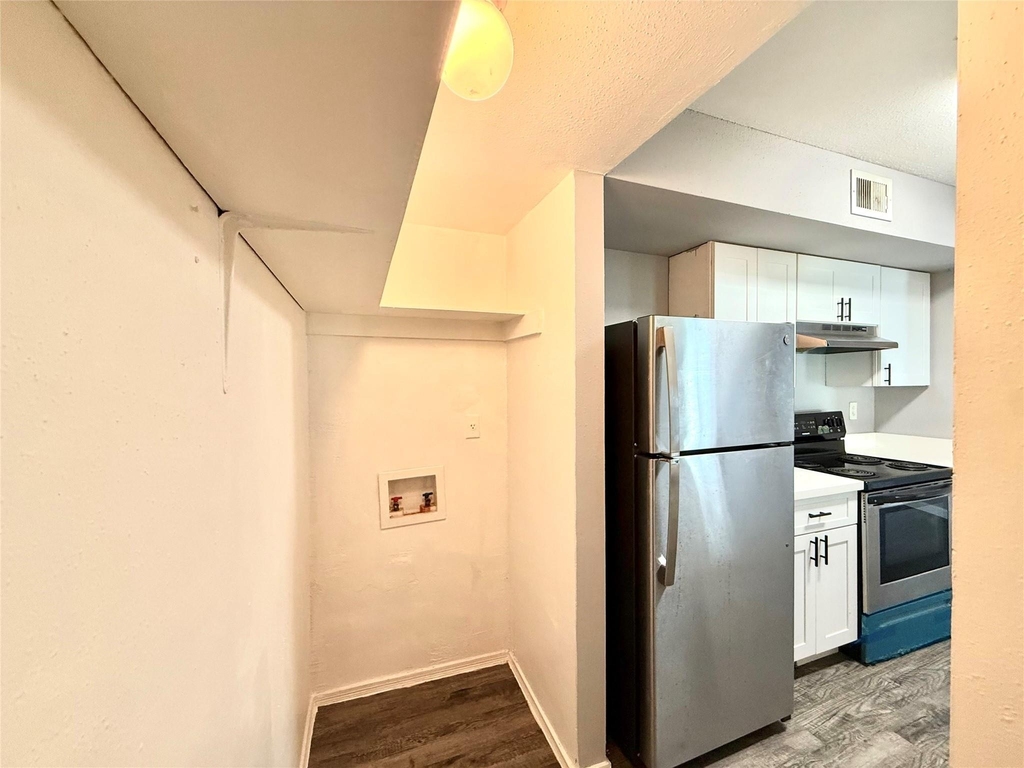 7200 W T C Jester Boulevard - Photo 7