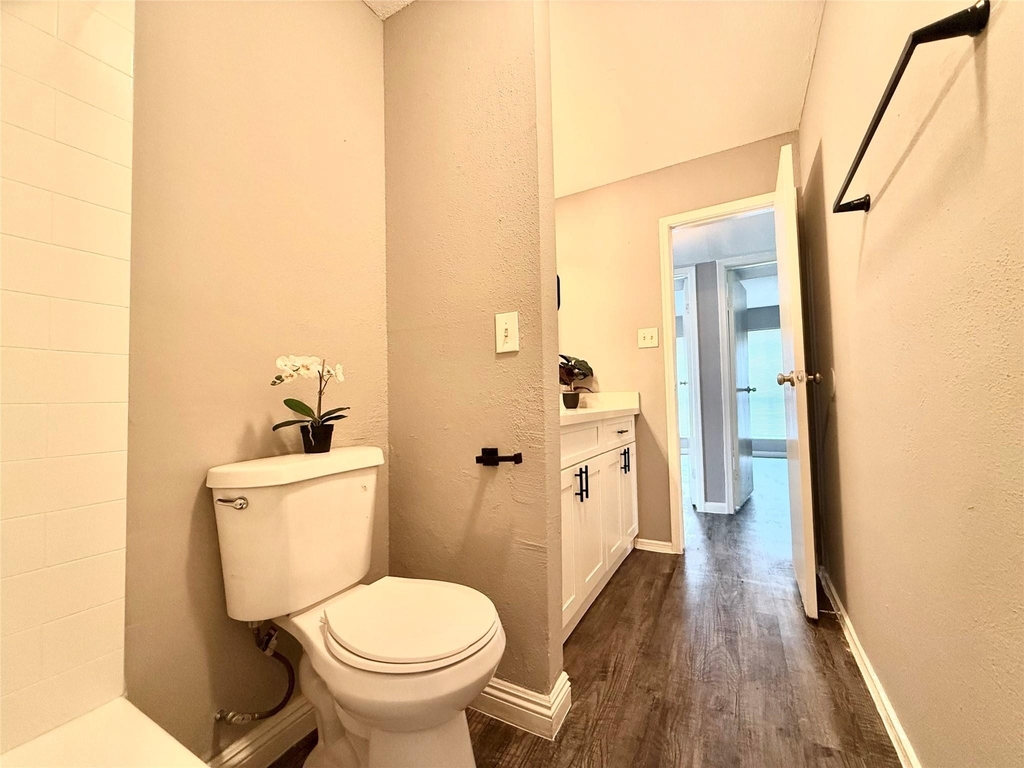 7200 W T C Jester Boulevard - Photo 16