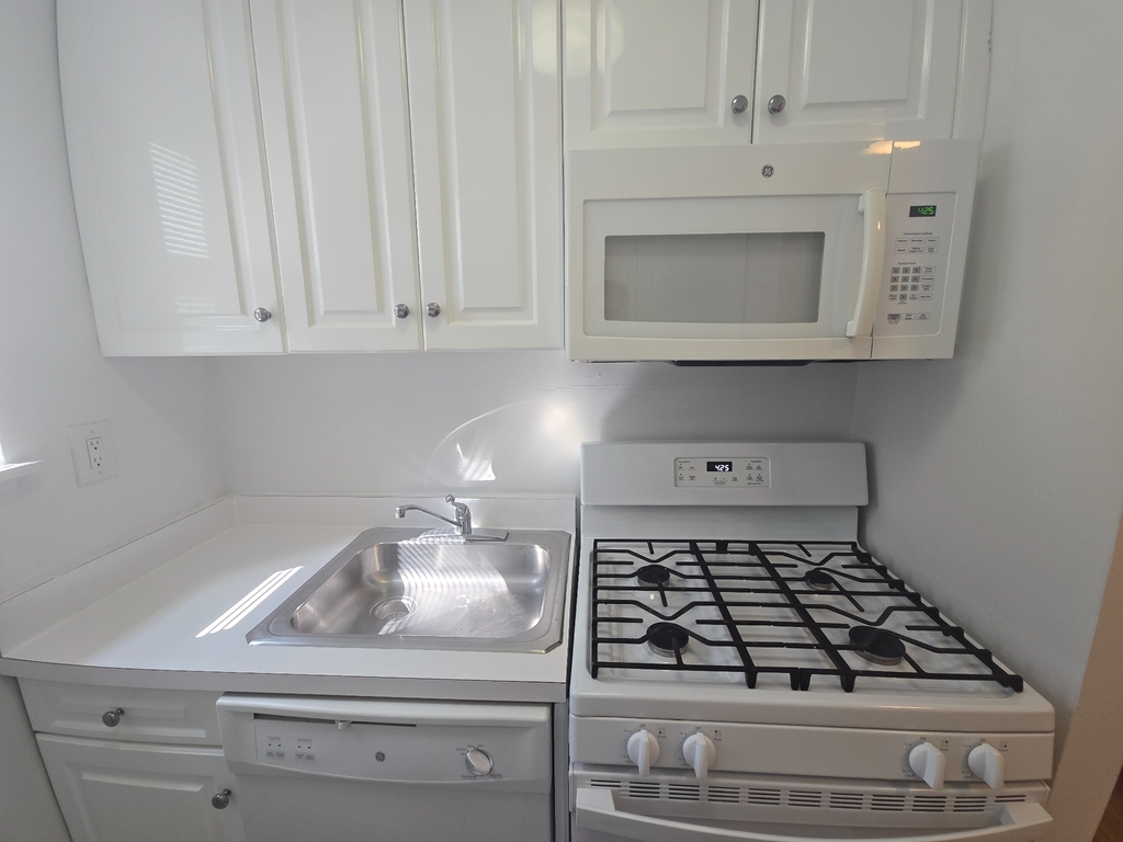 West 52nd St Between 8th/9th Avenues - Photo 2