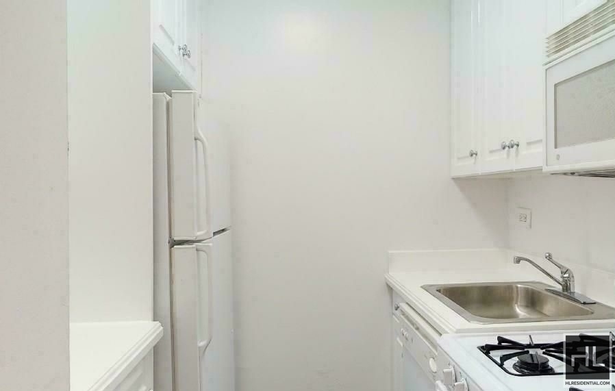 West 52nd Street - Photo 2