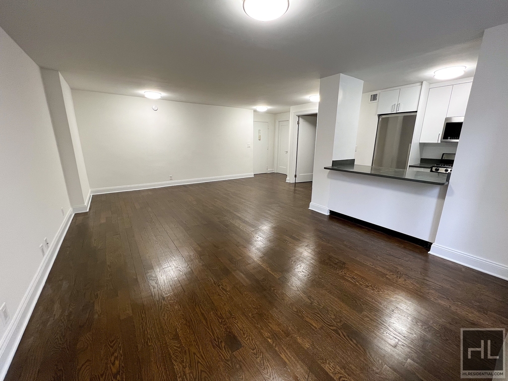 East 56 Street - Photo 0