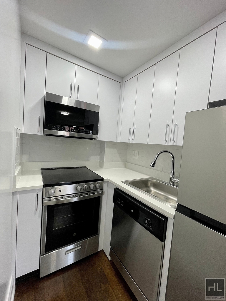 E 16 St - Photo 2
