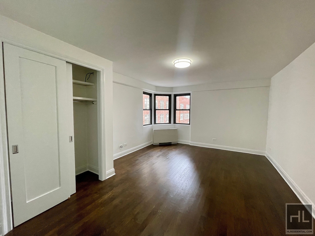 E 16 St - Photo 3