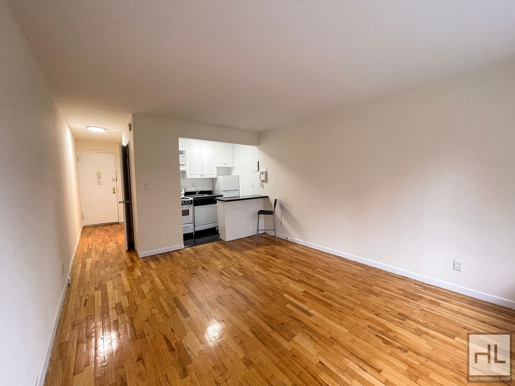 York Avenue - Photo 1
