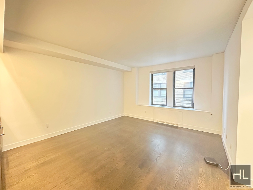 666 West End Avenue - Photo 3