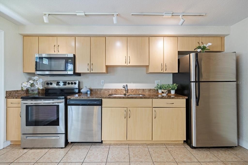 960 Highland Street - Photo 3