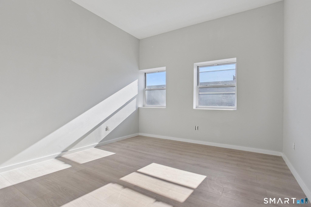 215-219 Bank Street - Photo 7