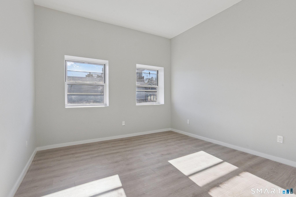 215-219 Bank Street - Photo 16