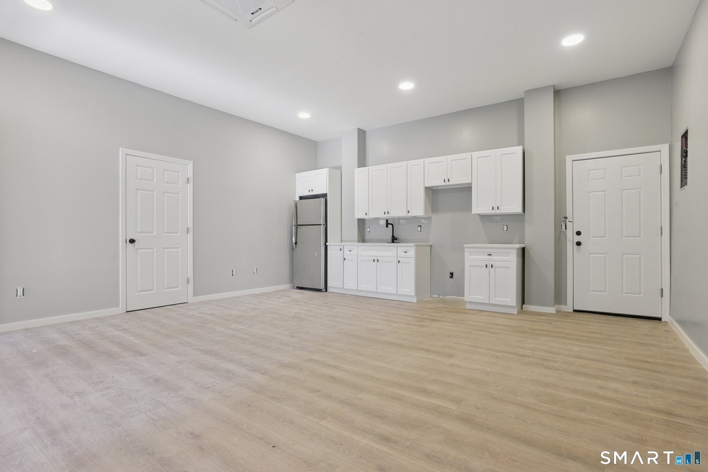 215 Bank Street - Photo 0