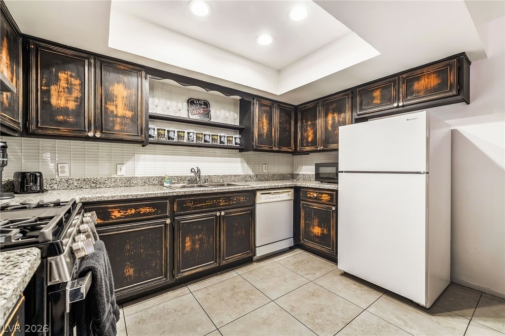 5576 W Rochelle Avenue - Photo 8