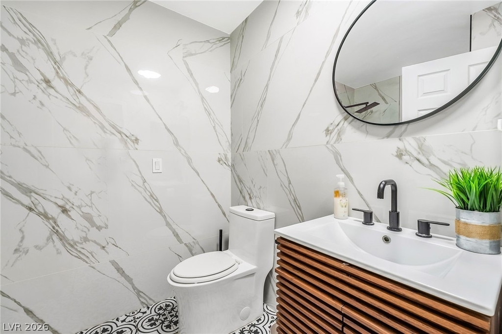 5576 W Rochelle Avenue - Photo 2