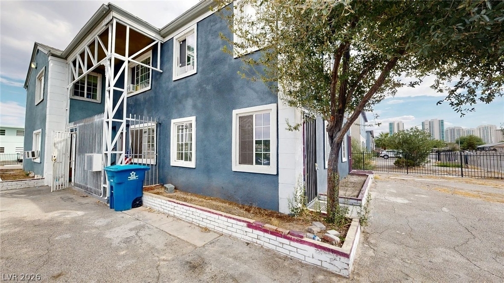 530 E Oakey Boulevard - Photo 0