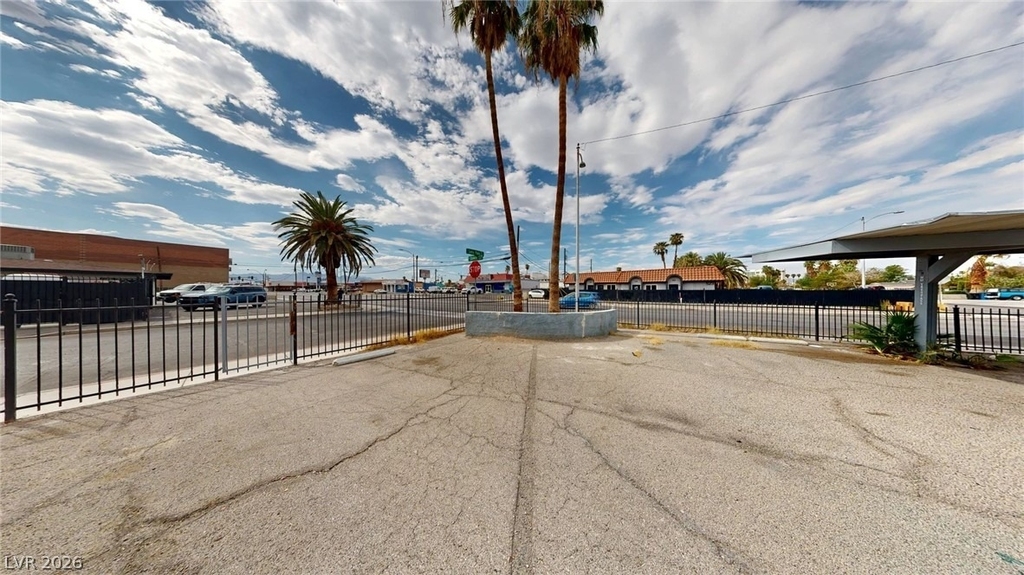 530 E Oakey Boulevard - Photo 11