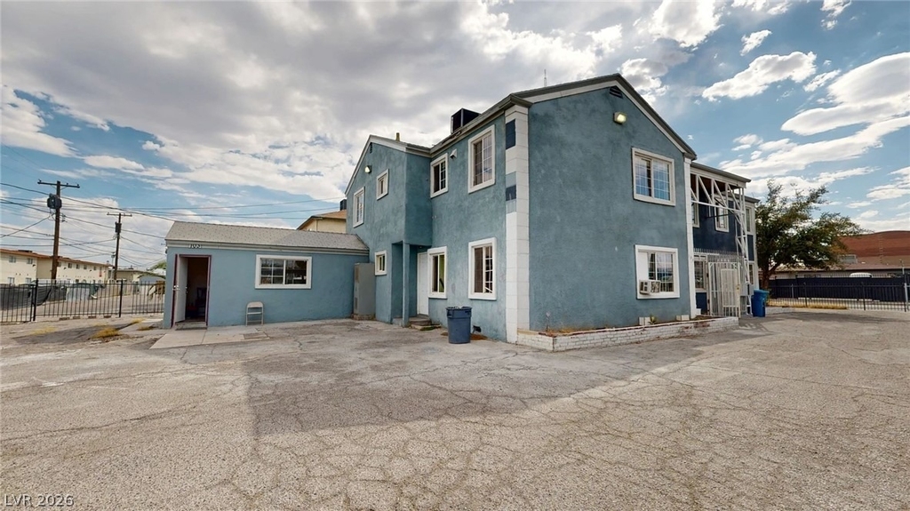 530 E Oakey Boulevard - Photo 0
