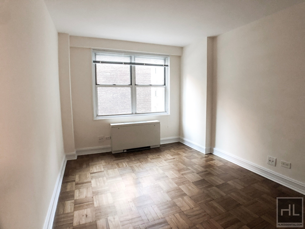 Eighth Avenue - Photo 3