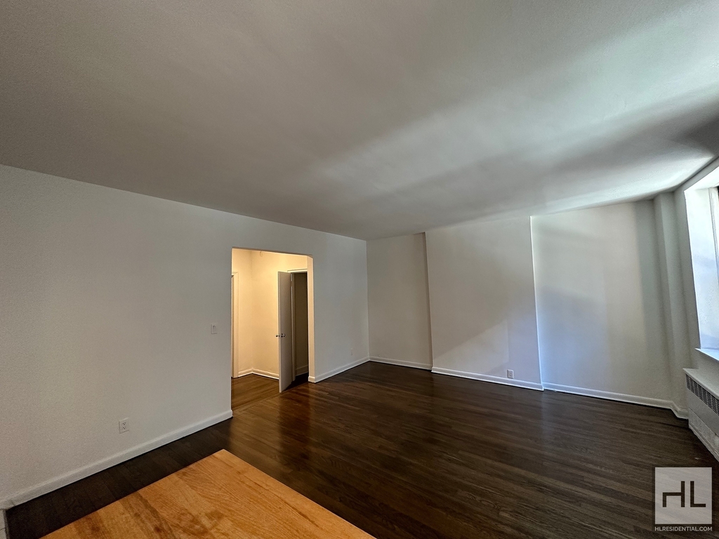 East 49 Street - Photo 1