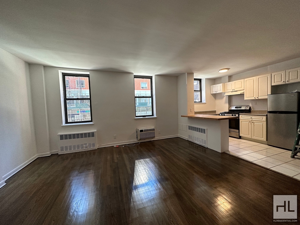 East 49 Street - Photo 0