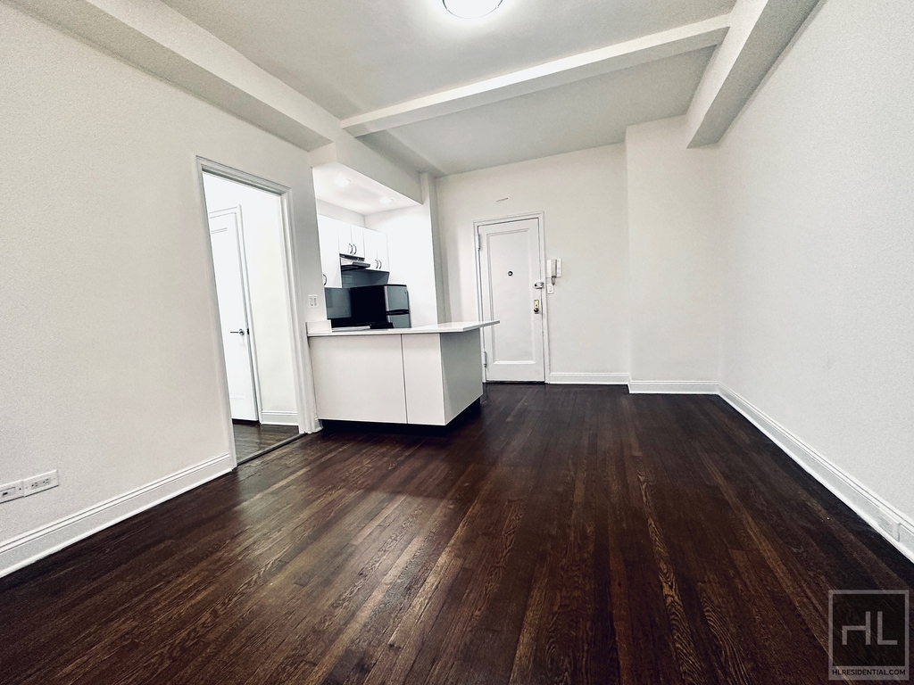 East 46 Street - Photo 2
