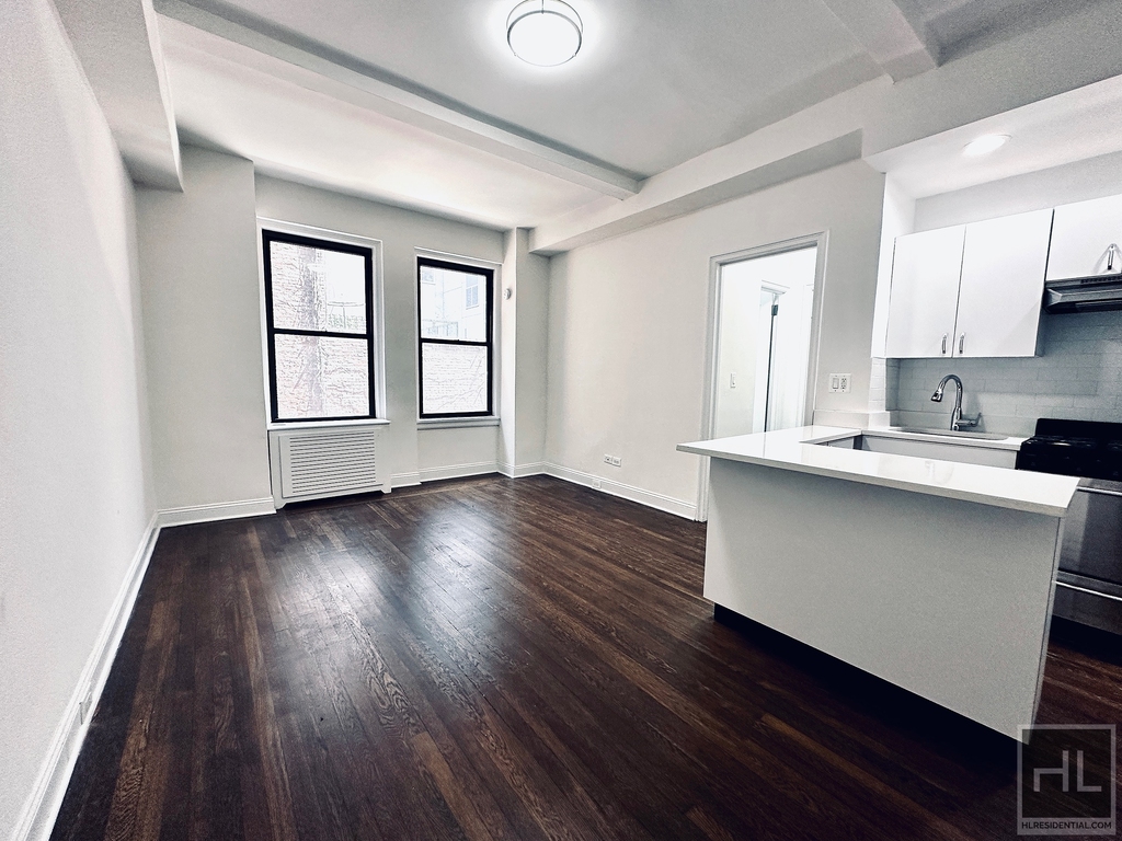 East 46 Street - Photo 0