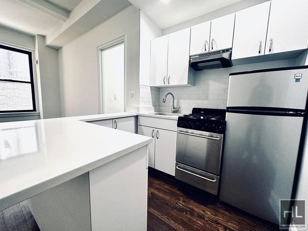 East 46 Street - Photo 5