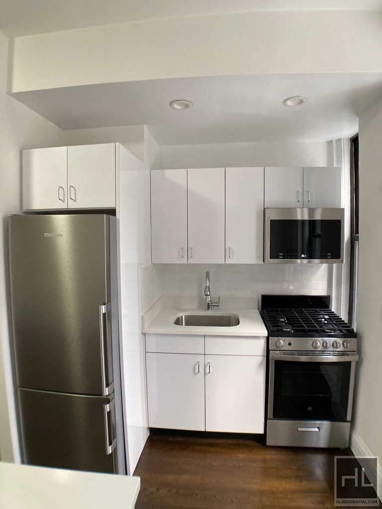 East 46 Street - Photo 3