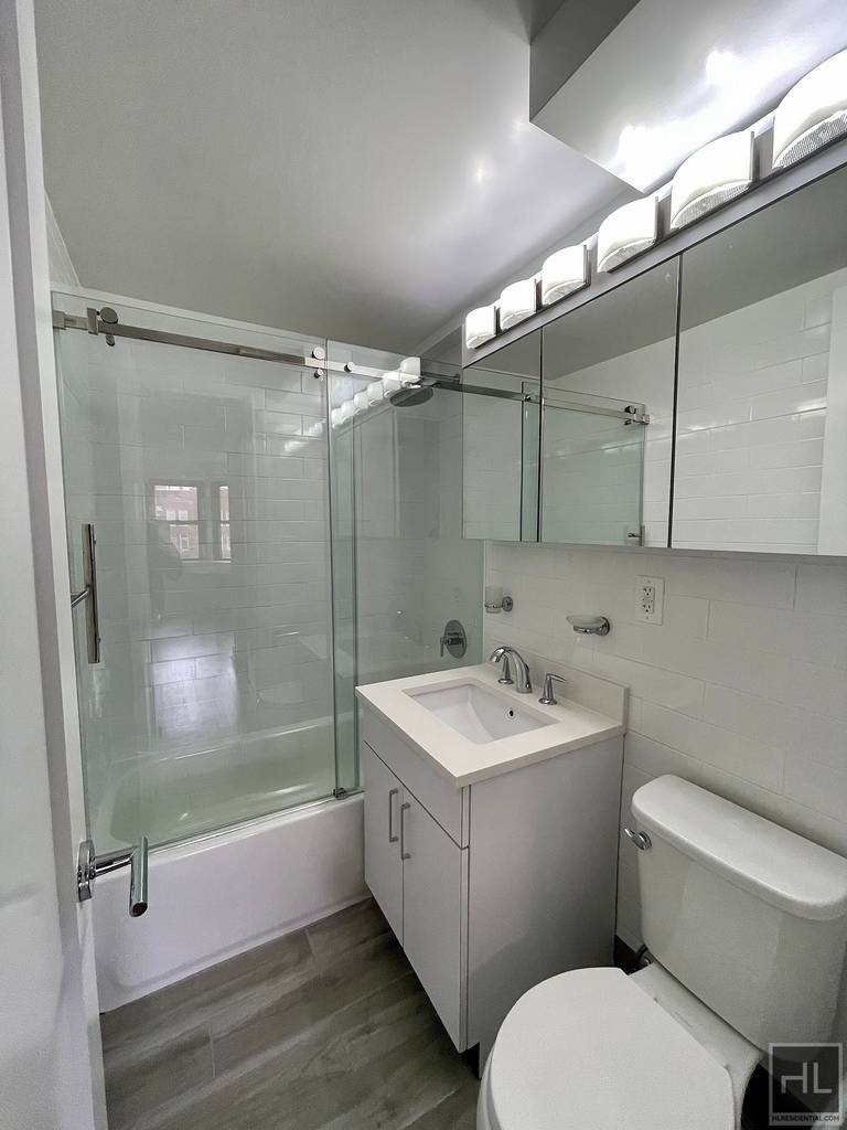 E 16 St - Photo 3
