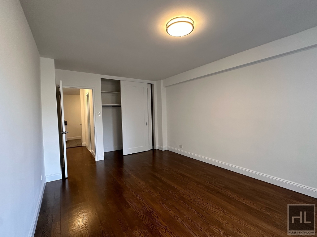 E 16 St - Photo 2