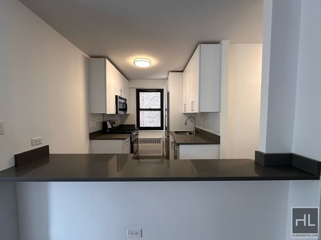 E 16 St - Photo 3