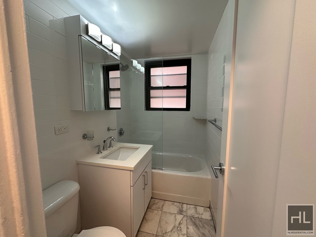 E 16 St - Photo 4