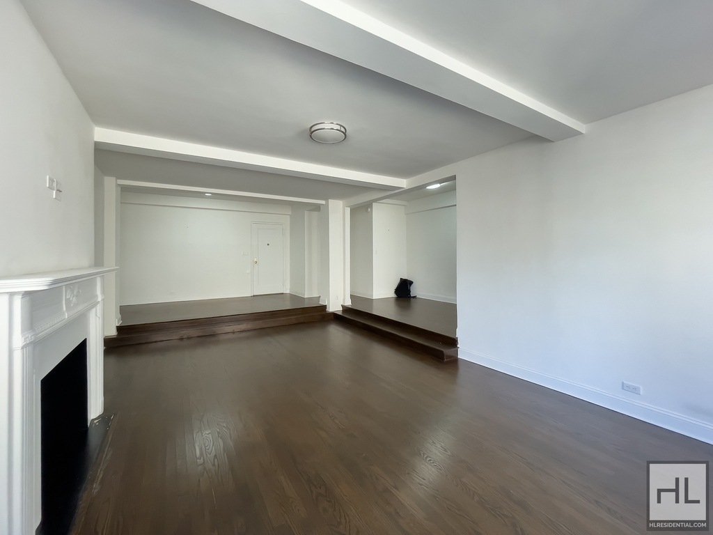 Fifth Avenue - Photo 1