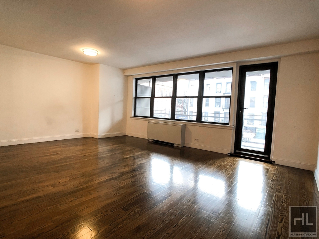 E 82 St - Photo 0
