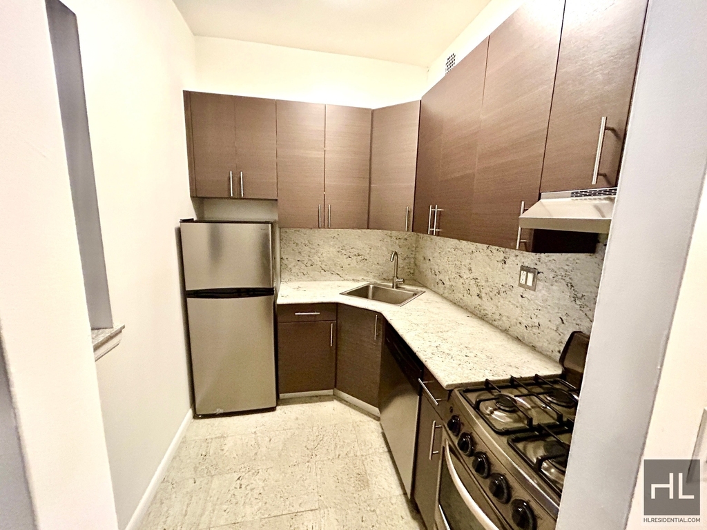 East 80th Street - Photo 2
