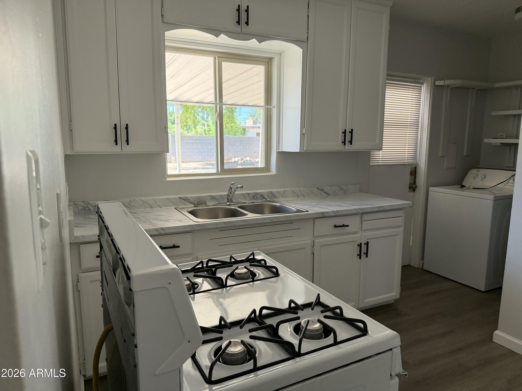 2221 E Osborn Road - Photo 2