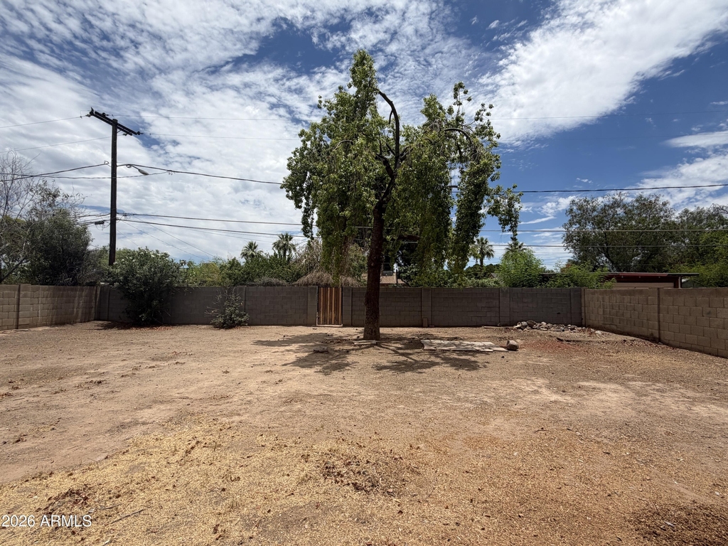 2221 E Osborn Road - Photo 18
