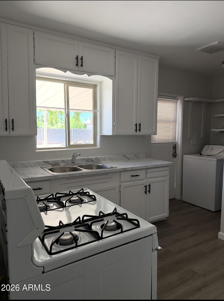 2221 E Osborn Road - Photo 10