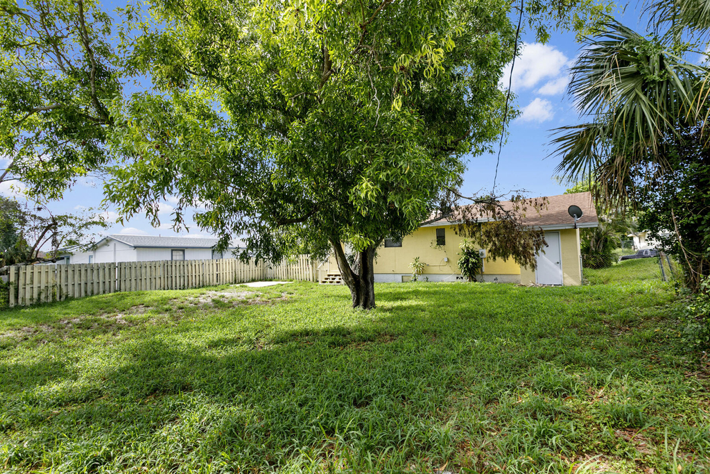 1464 W 32nd Street - Photo 2