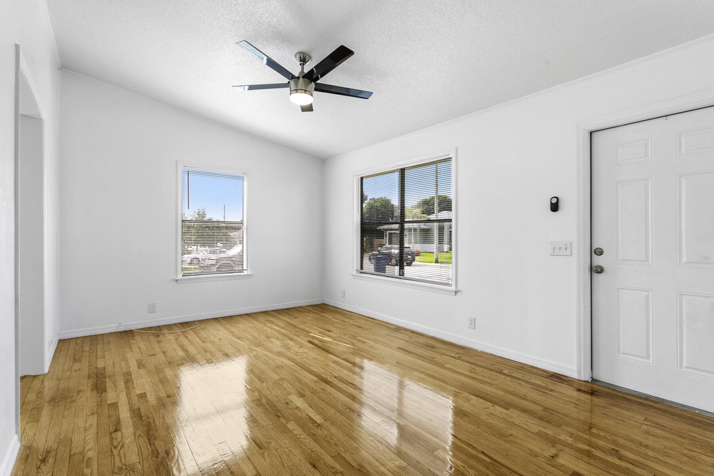 1464 W 32nd Street - Photo 4
