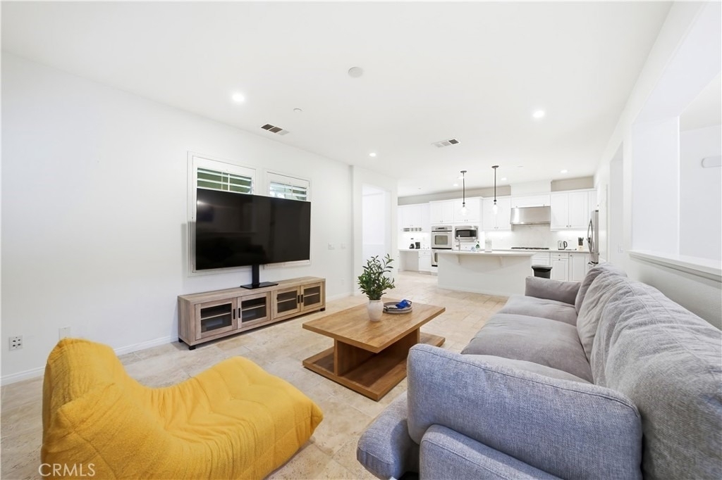 37 Roycroft - Photo 1