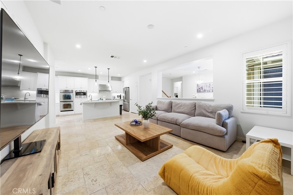37 Roycroft - Photo 0