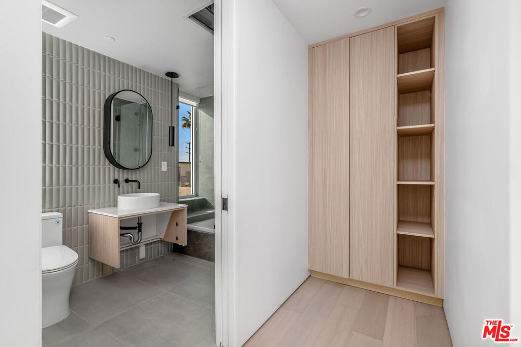 1136 N La Cienega Boulevard - Photo 8