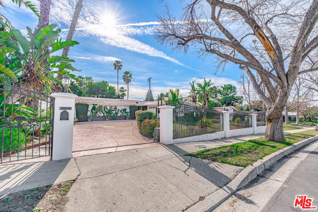 20746 Clarendon Street - Photo 1