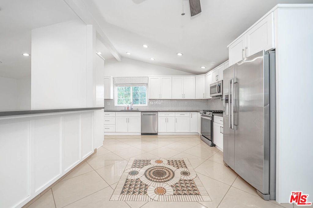 20746 Clarendon Street - Photo 8