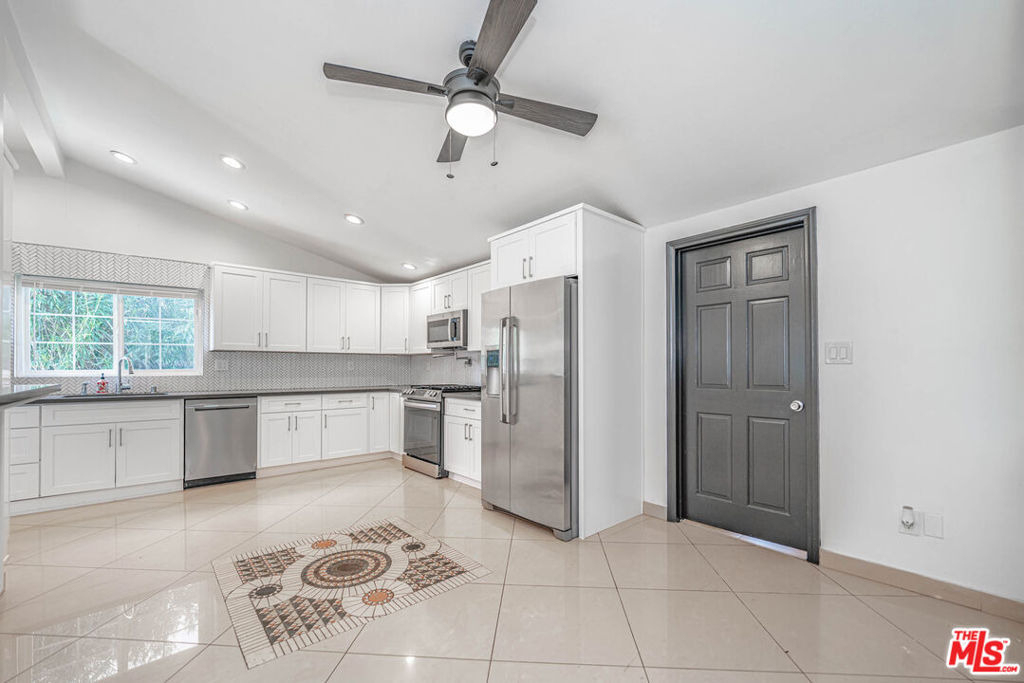 20746 Clarendon Street - Photo 11