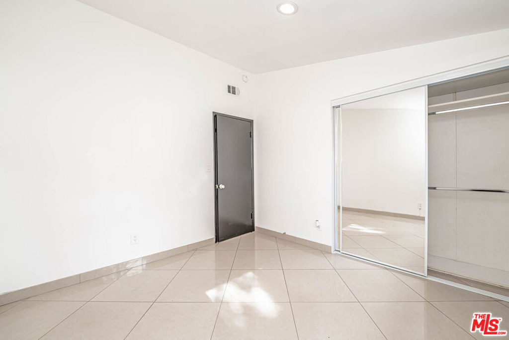 20746 Clarendon Street - Photo 39