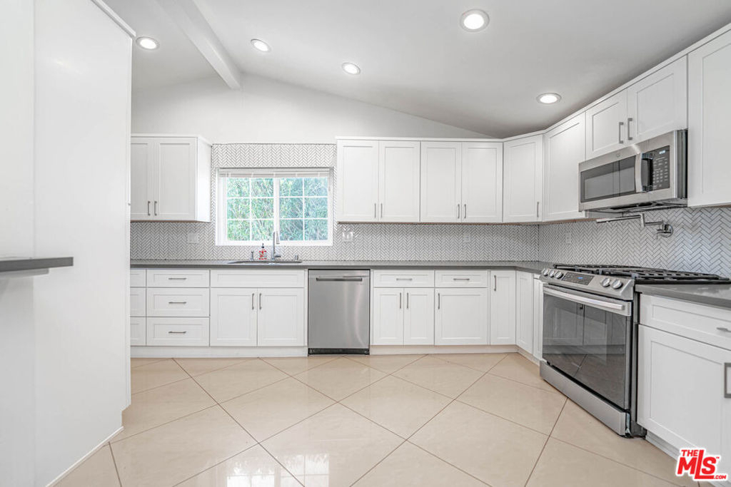 20746 Clarendon Street - Photo 12