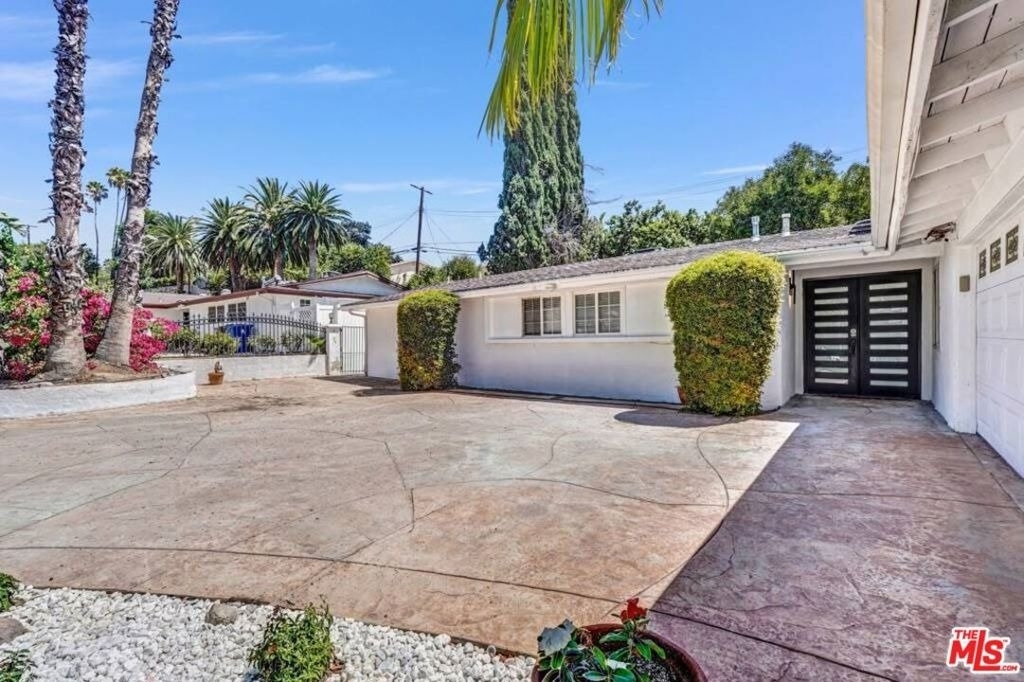 20746 Clarendon Street - Photo 3