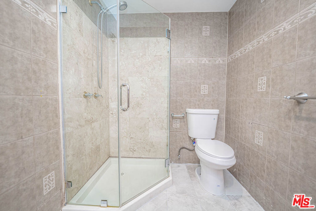 20746 Clarendon Street - Photo 45