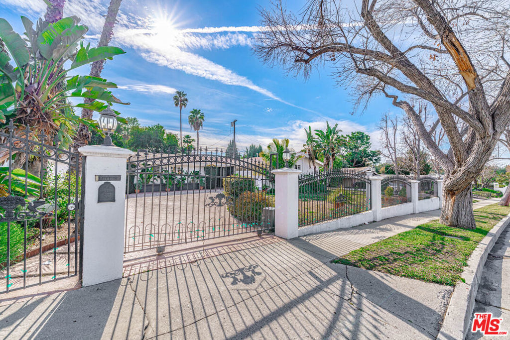 20746 Clarendon Street - Photo 2