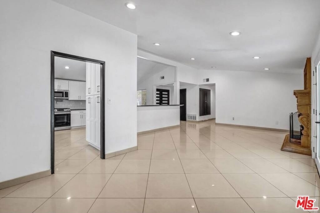 20746 Clarendon Street - Photo 12